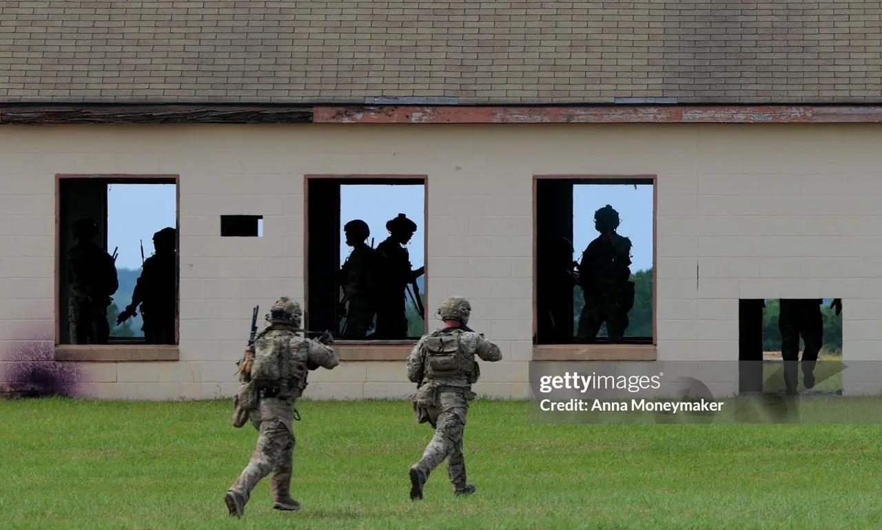 之前特朗普视察美国陆军布拉格堡，第75游骑兵团进行武力展示。