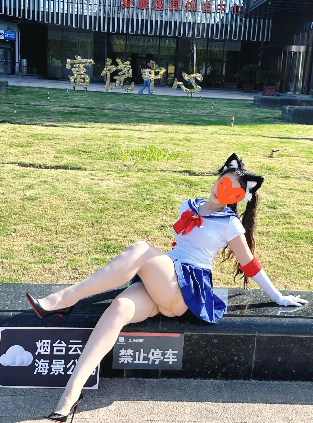 上一次看到这种照片，拍的还是芙蓉姐姐。这么多年来过去了，还有后来人！
美好都是前
