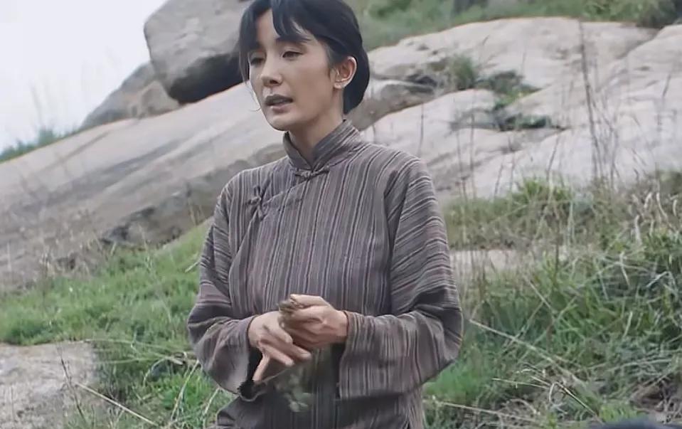 《生万物》苏苏强势的替宁绣绣出头，冲着露露就是破口大骂，苏苏:“俺说你咋赖在这不