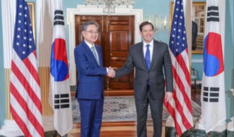 “柿子先挑软的捏”！外媒于8月1日报道：“韩国外交部长赵显星期四（7月31日）在