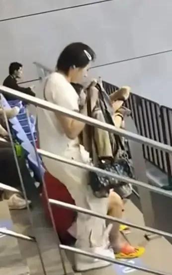 原来婵宝只是没有参赛，
她还是留在现场了！
有网友拍到婵宝在现场的视频，
看来状