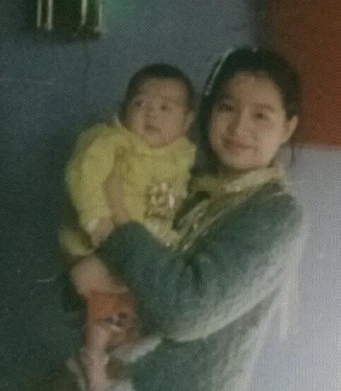 1976年，女知青红梅抱着4岁的儿子回了北京的家。哪料，她母亲破口大骂：“我们的