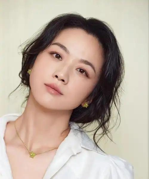 2006 年，李安筹拍《色戒》，章子怡兴高采烈地毛遂自荐:“我十分愿意为艺术献身