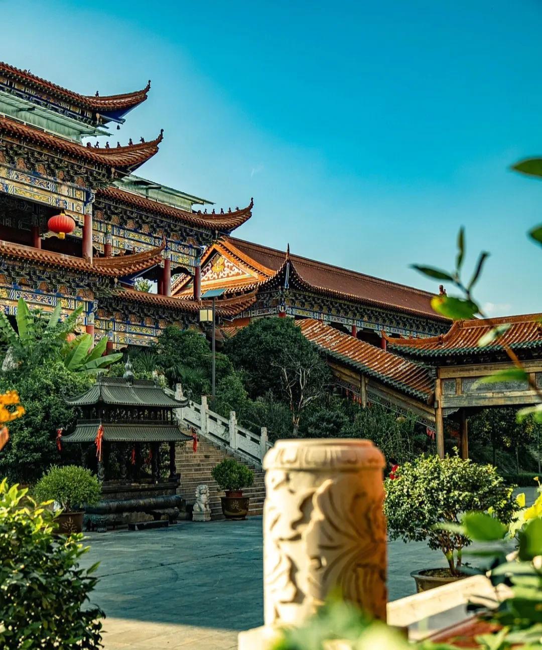 冤家债主，
往往都是身边最亲近的人呐，
因各种因缘来凑在一起，
有的人是来索取的