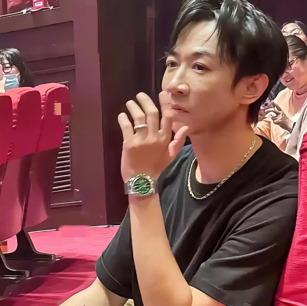 金镯子，金链子，金戒指，还有名表都戴齐了，！暴发户的感觉来了。
可是他再怎么戴