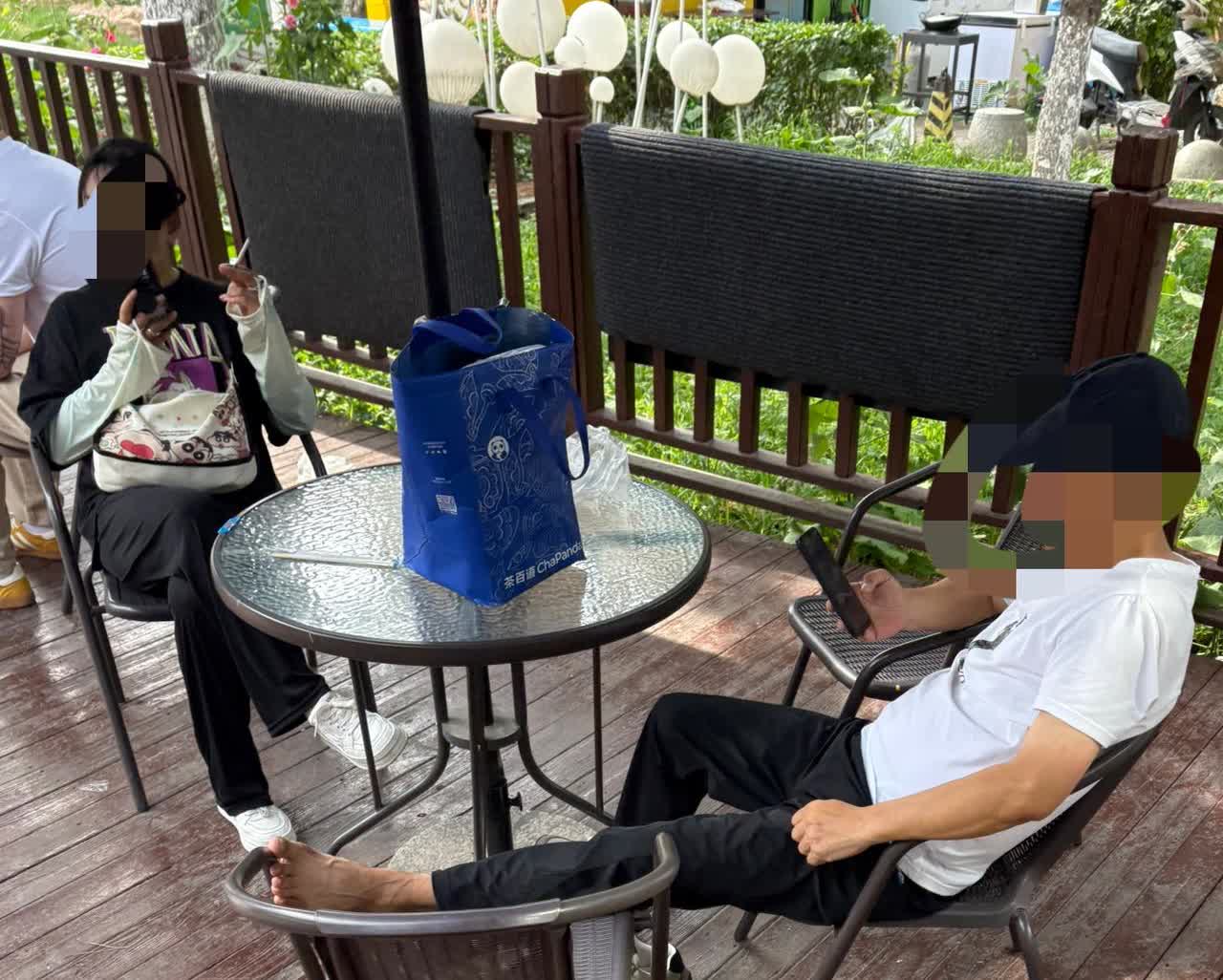 罗森休息区里，一人晾脚，一人抽烟。沈阳工业展览馆的罗森，人流量颇为可观，门口的休
