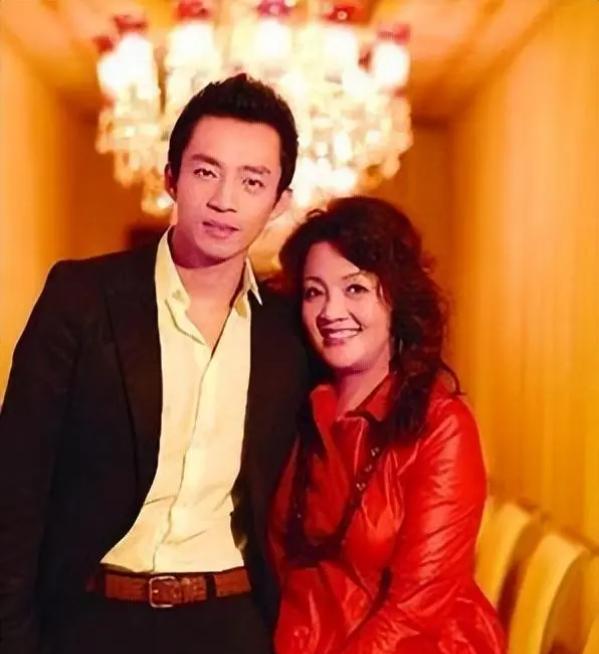 张兰现在安然无恙，再次打脸了孟贺！
之前孟贺在个人微博表示，与张兰的官司在5月2