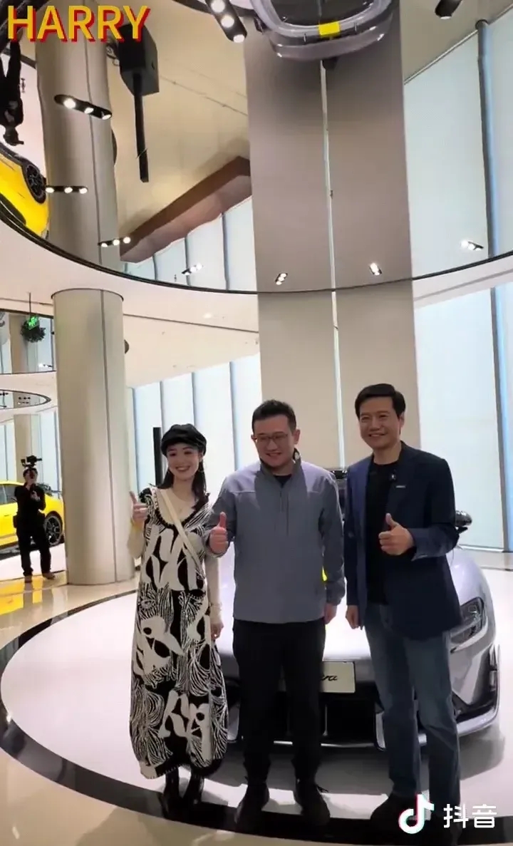 雷军上午亲自给首批小米SU7 Ultra车主交付！现场车主看着简约却透着高级感，