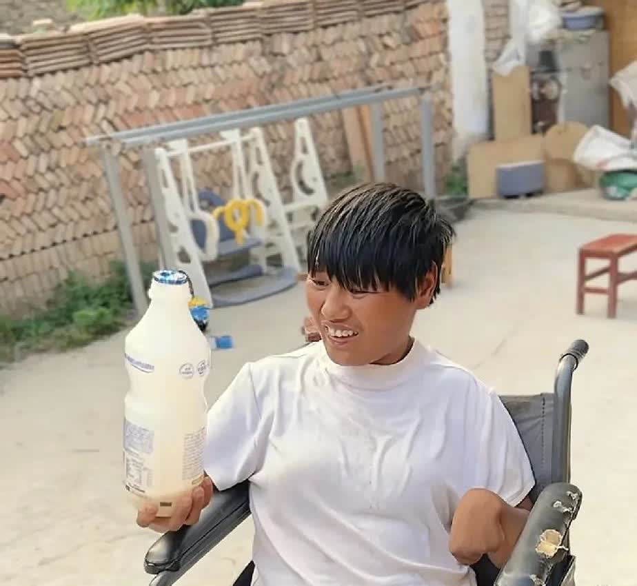 妮娃手中这瓶果汁吸引了众人的目光。这瓶果汁大概率是品牌方带来的“礼物”。
树兰