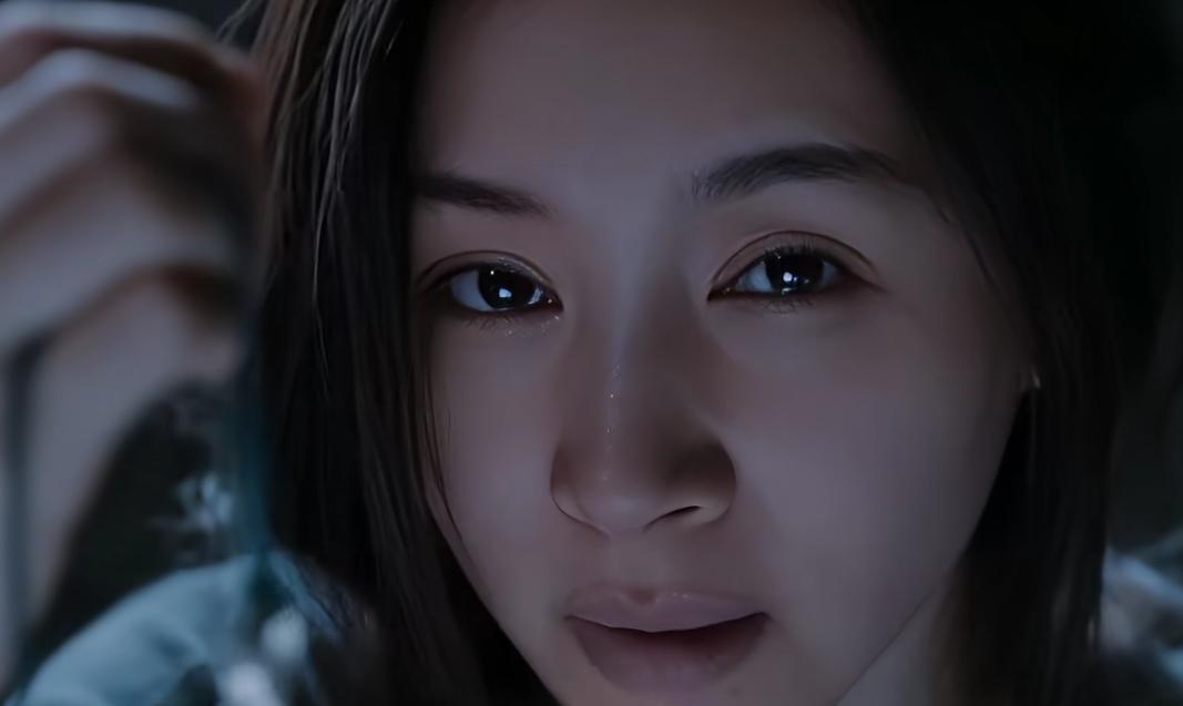 《目之所及》最新一集，曲桐突然收到一条匿名短信：“你杀了苏牧心”，害怕的她走到窗