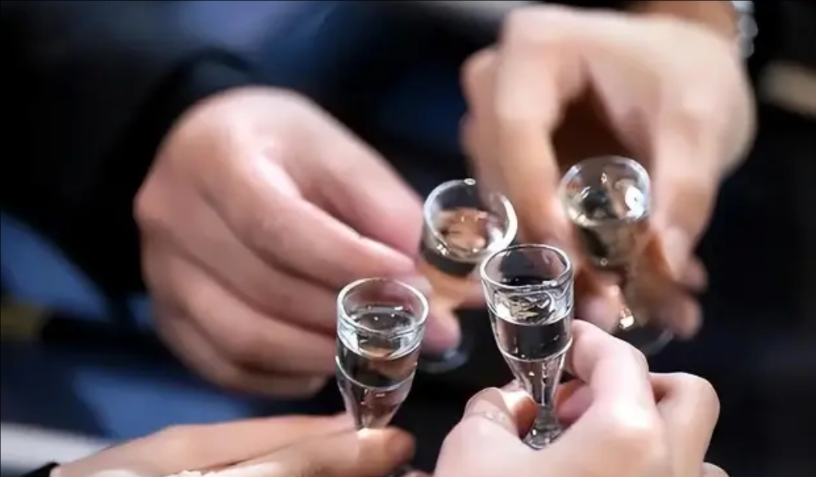 “千万不要贪杯！”2025年，新疆，一导游带着2对夫妻一起自驾游，这期间受到2名