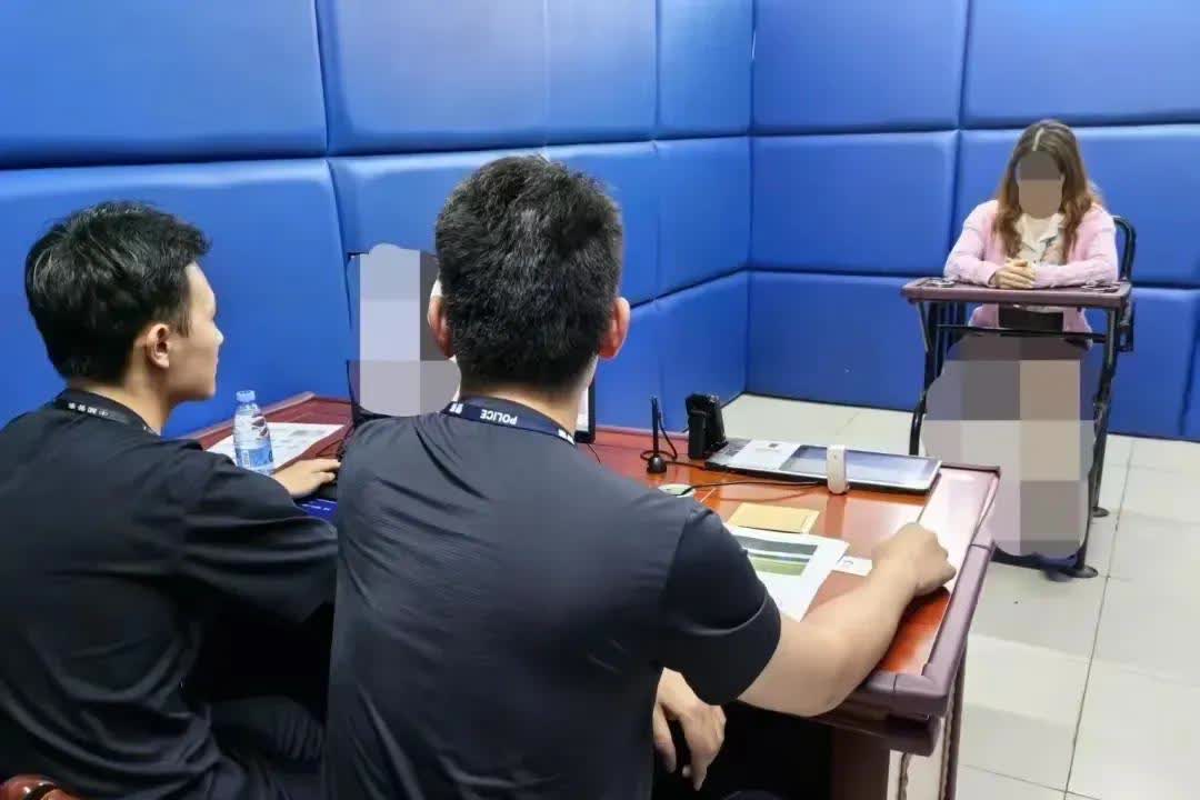 因伸腿阻止高铁关门，女子被行拘

这事不能就这么完了，闸口谁给迟到旅客放行吗