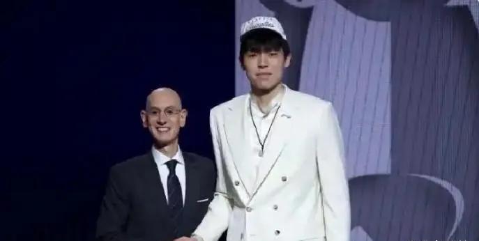 杨瀚森选秀逆袭成大黑马，16顺位杀进NBA，直接喜提2139万美元合同！原以为能
