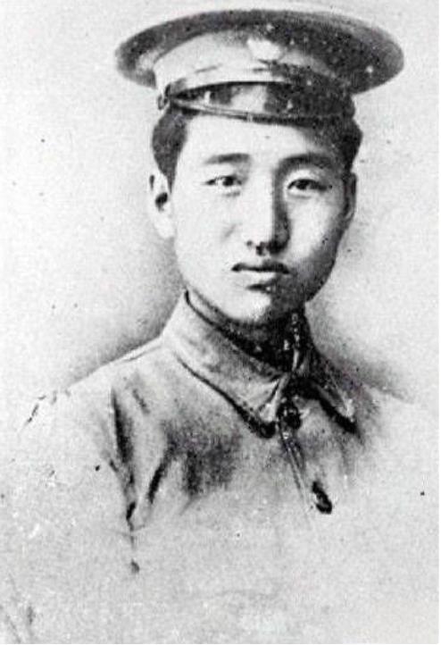 徐向前在解放军中可以说是严重被低估的军事家，三次帮人施肥浇水。第一次是红军改编为
