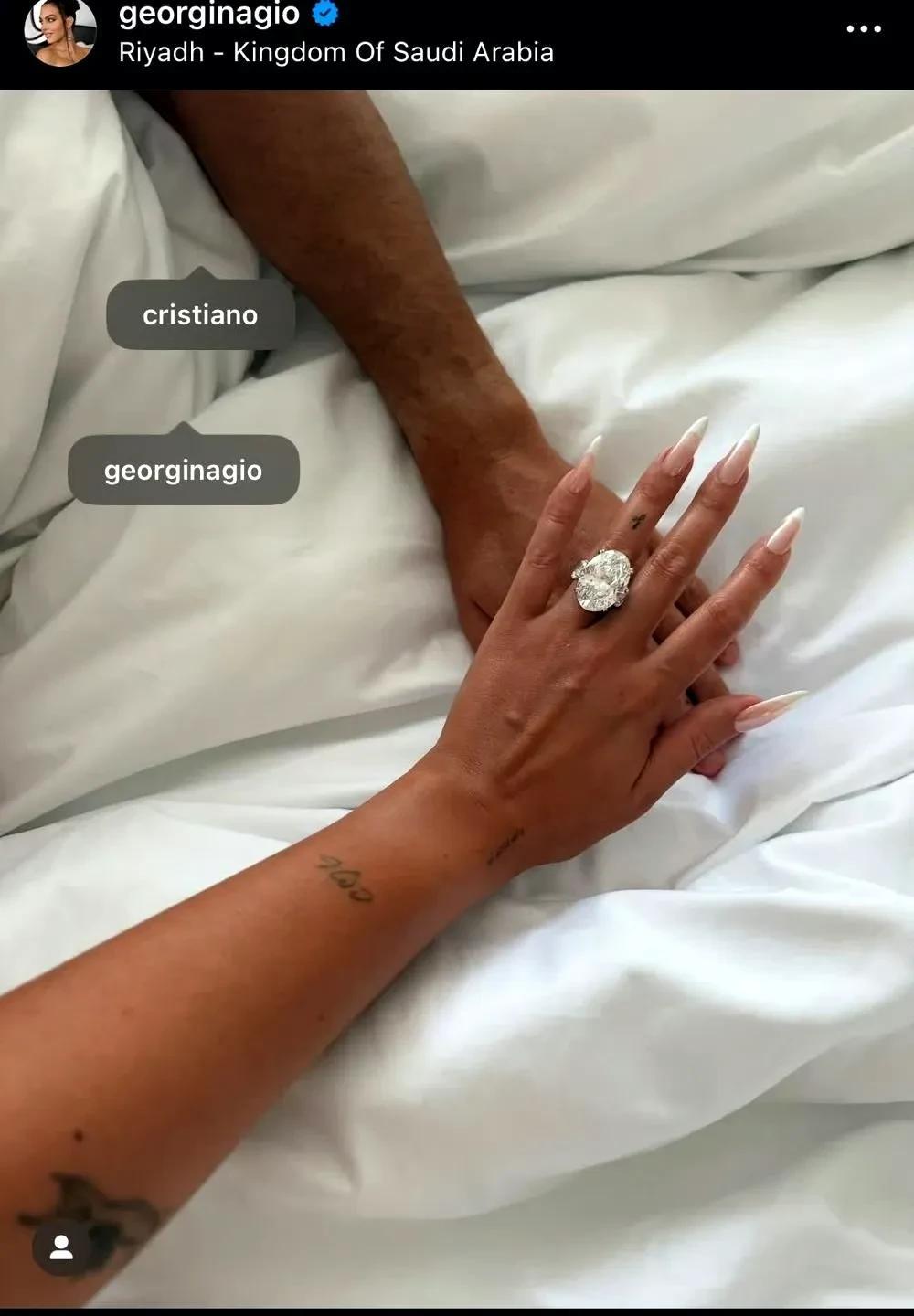 C罗终于向女友乔治娜求婚了，超大的钻戒让乔治娜感觉这一切付出都有了意义，忍不住晒