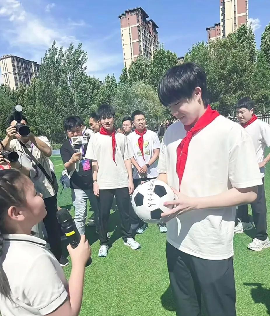 国乒魏桥队温馨互动：王楚钦与小队员有爱瞬间
近日，国乒魏桥队开展活动，现场氛围温