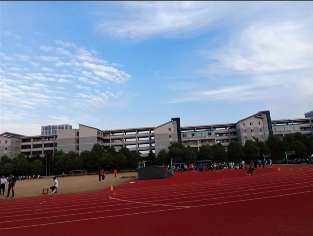 广东普宁市第三中学这事太离谱了。5月13日下午2点，学校组织高一年级参加教育局的