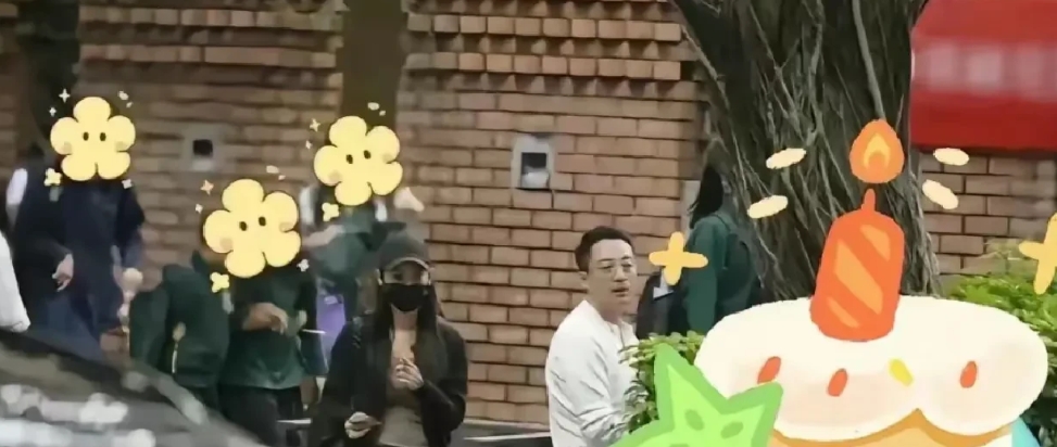 互联网是有记忆的！有网友拿出，汪小菲当时在学校等孩子的照片，来对标如今，马筱梅告