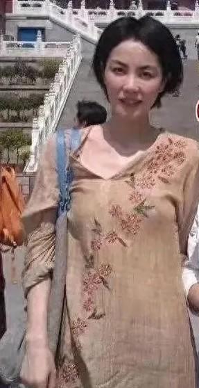 我觉得她活得很真实，从来不在乎别人怎么评头论足，应该是根本不屑
像王菲这样身价的