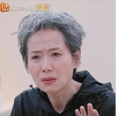 笑死了，拍合照叶童让李晟站中间，
李晟不愿意，叶童就说她这是自卑！
对此我只能说