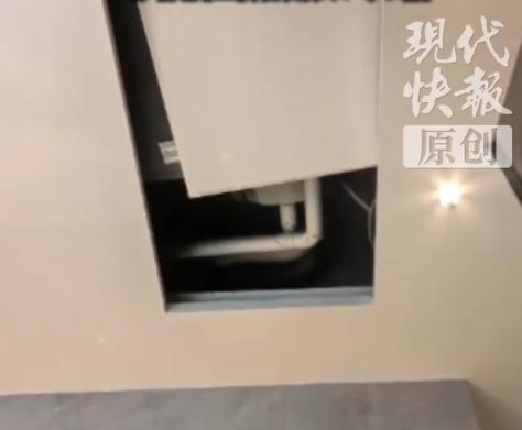 浙江舟山，女子入住一家酒店后，在浴室一丝不挂的冲凉时，突然听见“咚”的一声，抬眼