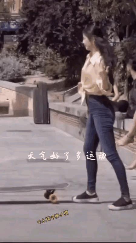 视频中的这位靓妹，在练习滑板过程中，动作娴熟，身姿灵活，思维敏捷，优美可赞，至少