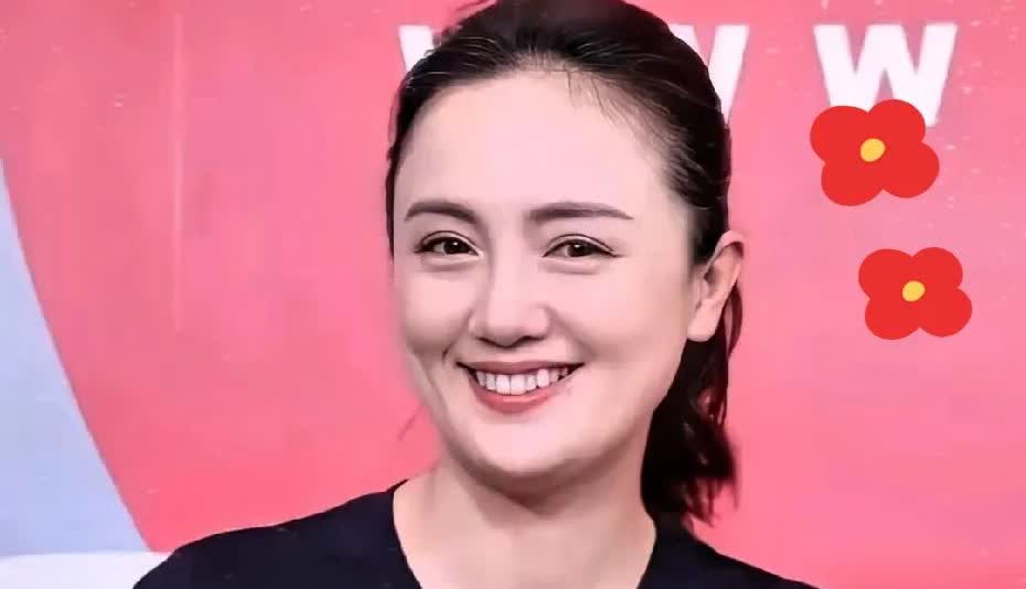 面相真是一门玄学。
朱媛媛人如其名，脸盘圆圆、额头饱满、眉眼弯弯、耳垂有肉，单