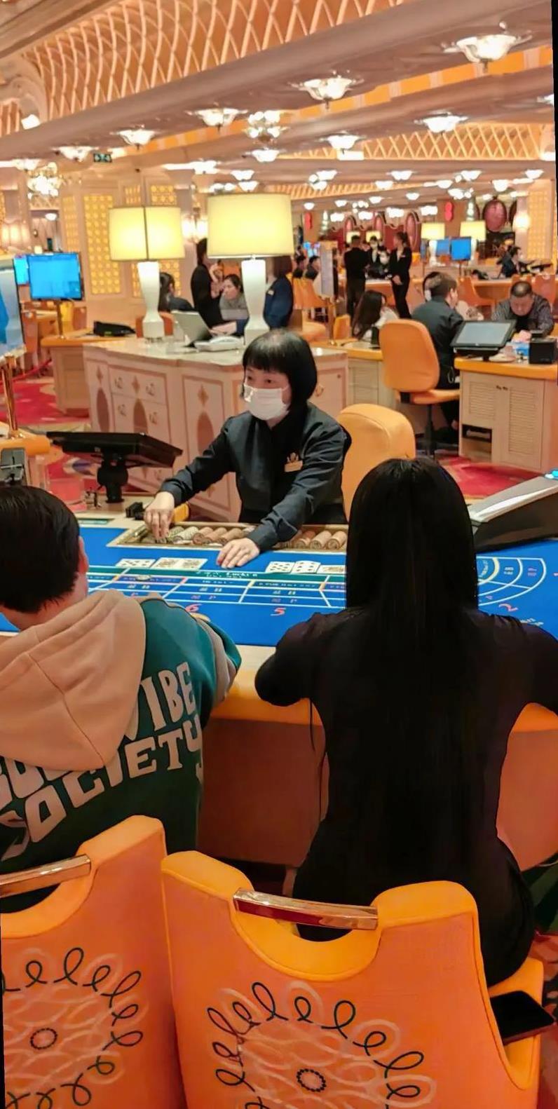 内地公务员可以去澳门旅游，但需要遵守相应的政策和规定。公务员出境需要经过严格的审