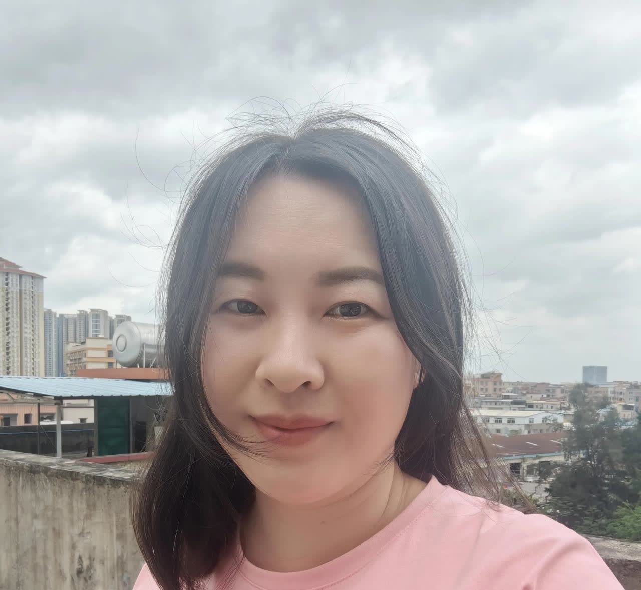 我决定了不搬家了，就住顶楼，但是我热天就不出门了，早上出去买菜就可以

我今