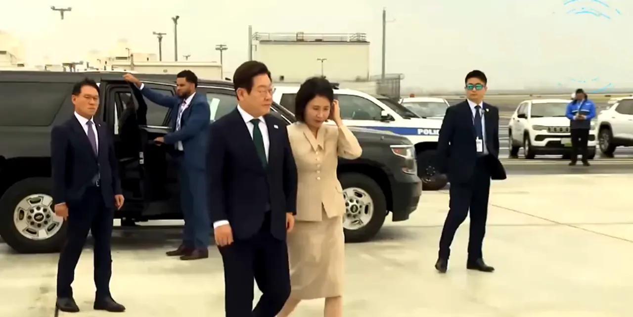 韩国总统李在明赴美国参加联合国大会，真是没有尴尬只有更尴尬。飞机抵达时，美国没有