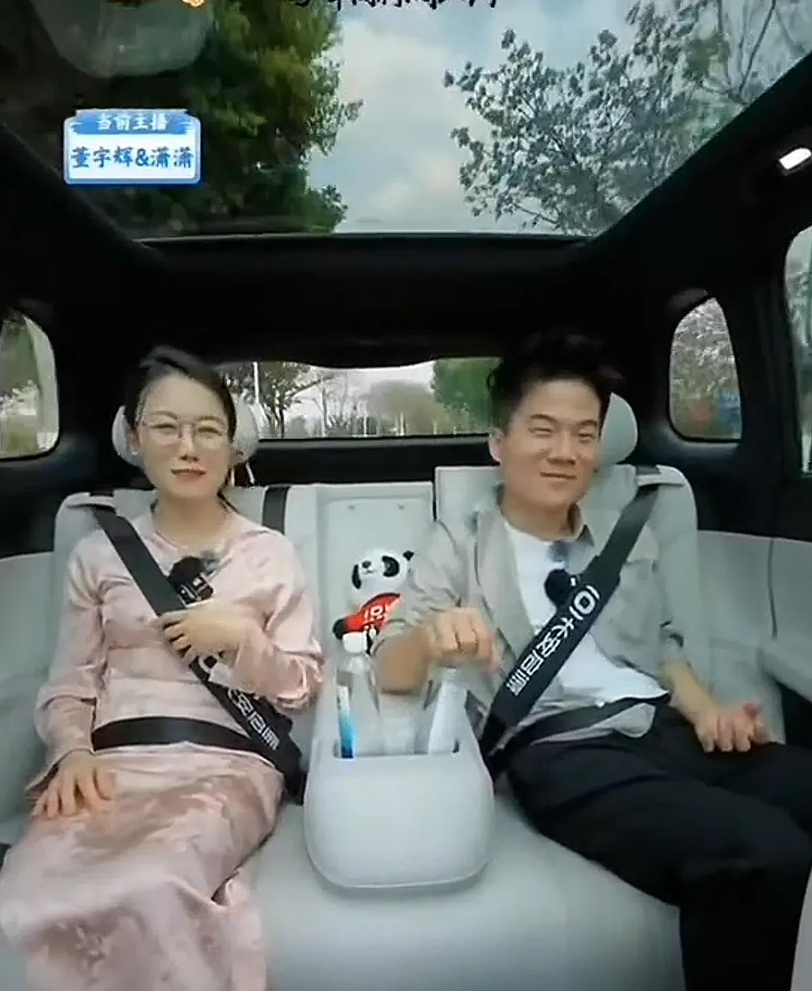 见过凡尔赛的，没见过潇潇这么凡尔赛的，潇潇和宇辉刚刚在转场的路上，潇潇说，朋友们