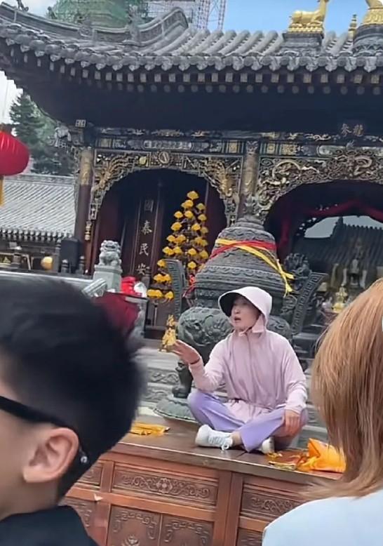 在五台山五爷庙，发生了一件匪夷所思的事情。一是年轻女子坐在供桌上，斥责上香的人，