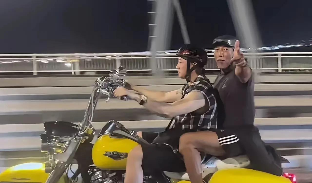 有网友偶遇关喆在澳门骑摩托车，其实他已经是多年的澳门女婿。
他的妻子是葡萄牙人索