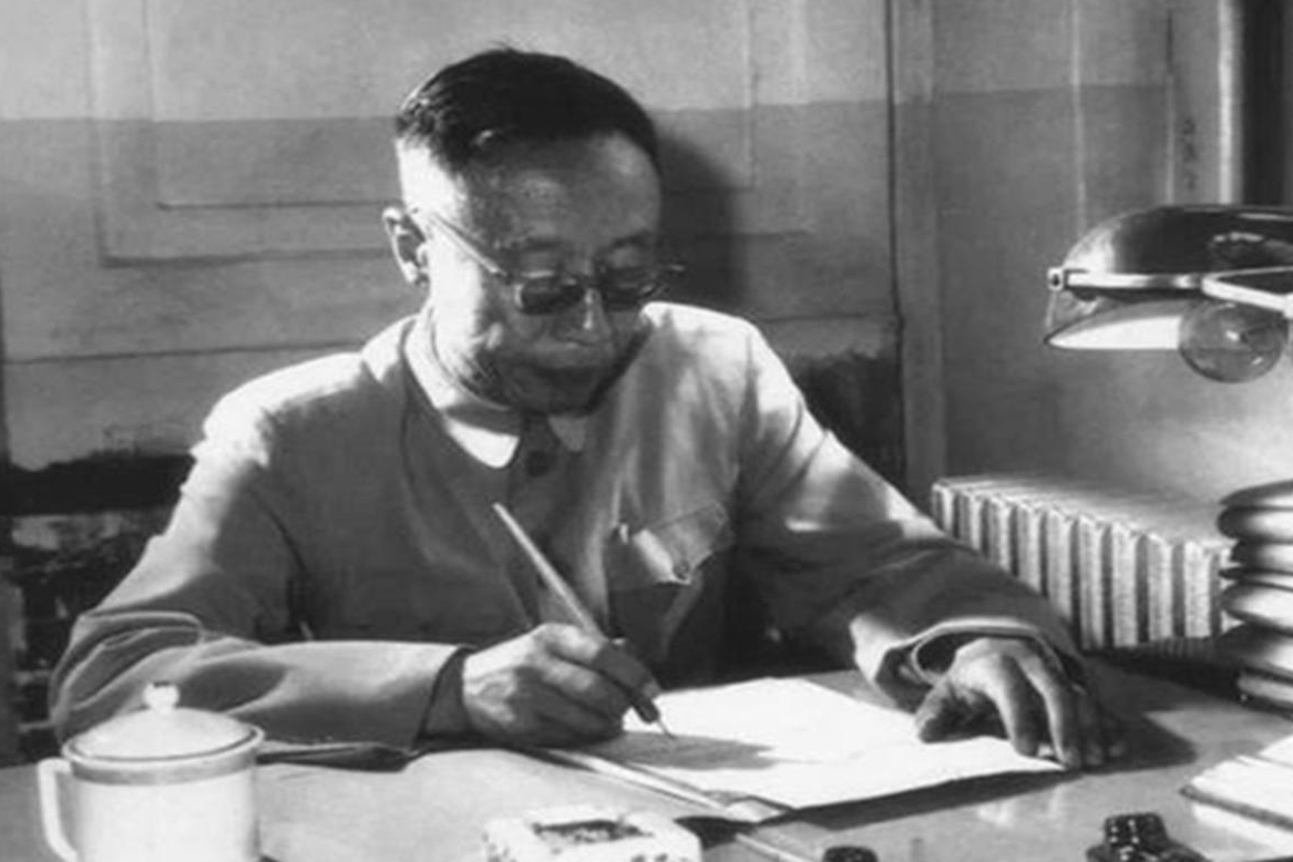 1961年国庆，溥仪与杜聿明等人前往故宫游玩，到了故宫门前的时候，工作人员问：您