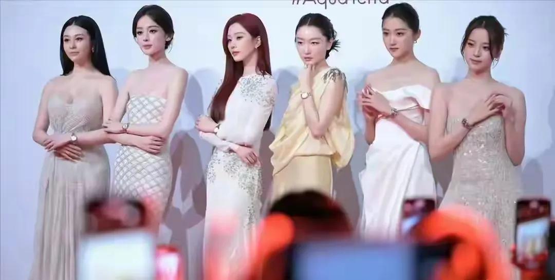 她凭啥站C位
身材颜值哪个在线