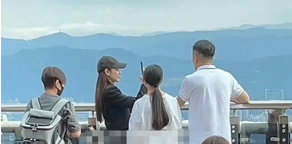 近日，汪小菲带着妻子Mandy和大女儿玥儿一同爬山祈福，画面超温馨。只见玥儿穿着