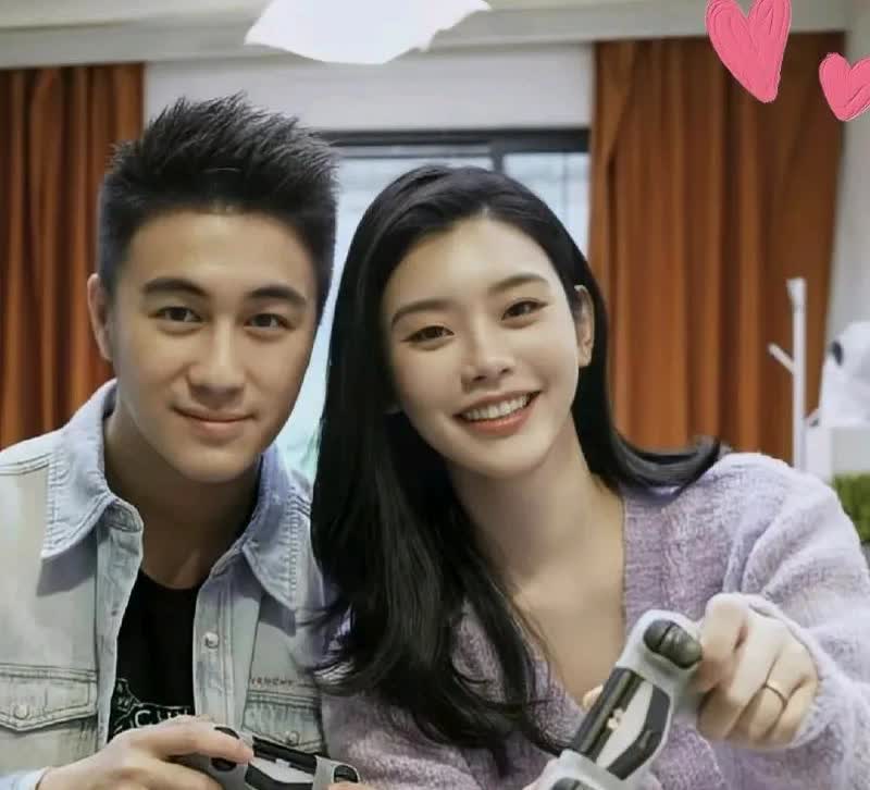 突然有点理解奚梦瑶了。
为什么要找个小6岁的何猷君结婚。
现在看来才发现，何
