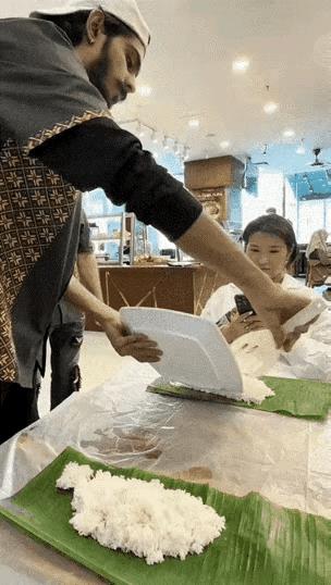三哥你们也不给个筷子，这咋吃啊？