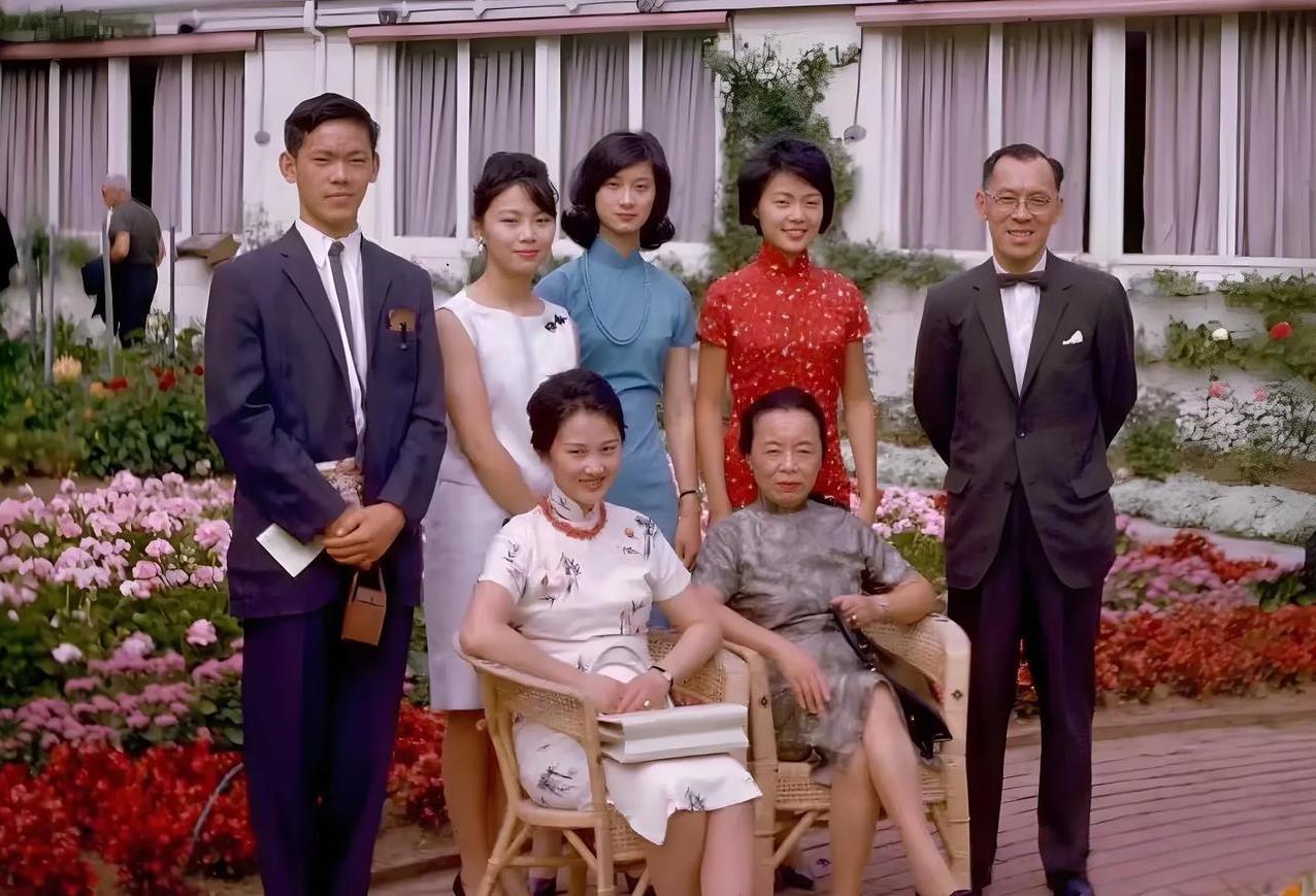 70年代，张幼仪在美国豪宅花园里拍下的全家福，与徐志摩不幸英年早逝相比，晚年的张