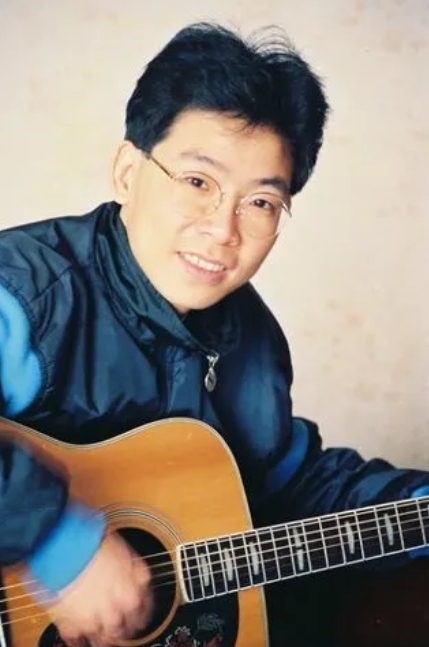 1980年，张明敏唱完《我的中国心》后，就被香港乐坛抵制。

没想到，心灰意冷的