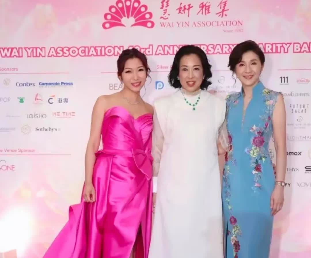 朱玲玲出席3月29日在香港丽晶酒店举行的“慧妍雅集”慈善晚会，66岁的她一身白色