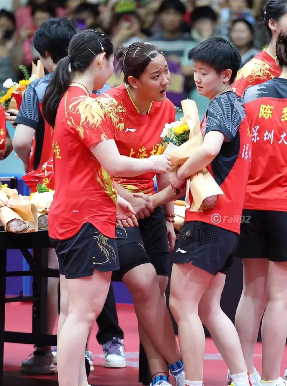 乒超同框名场面！三姐妹的可爱瞬间
#乒超联赛# #国乒姐妹花# #孙颖莎# #孙