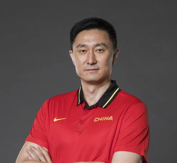 杜锋身高严重縮水？

杜锋官方注册身高2.07米，赵睿身高1.95米，但两人站在