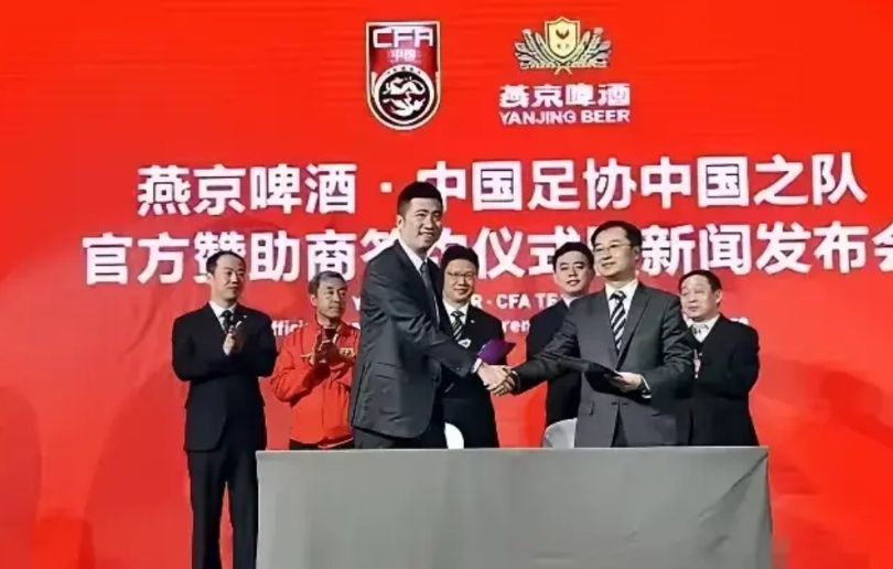 看来球迷们真的生气了，既然国足一直输，甚至踢进自己球门，骂一句发泄发泄，还不让骂