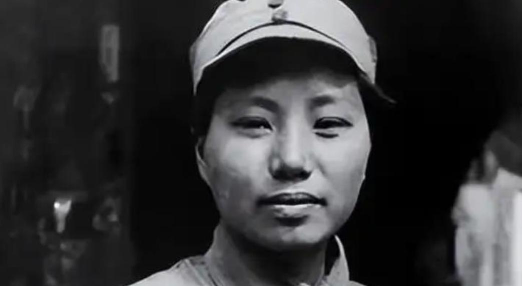 1937年，15岁女红军被敌人抓住，正要被砍头时，一名敌军官走过来，摸摸她的脸：
