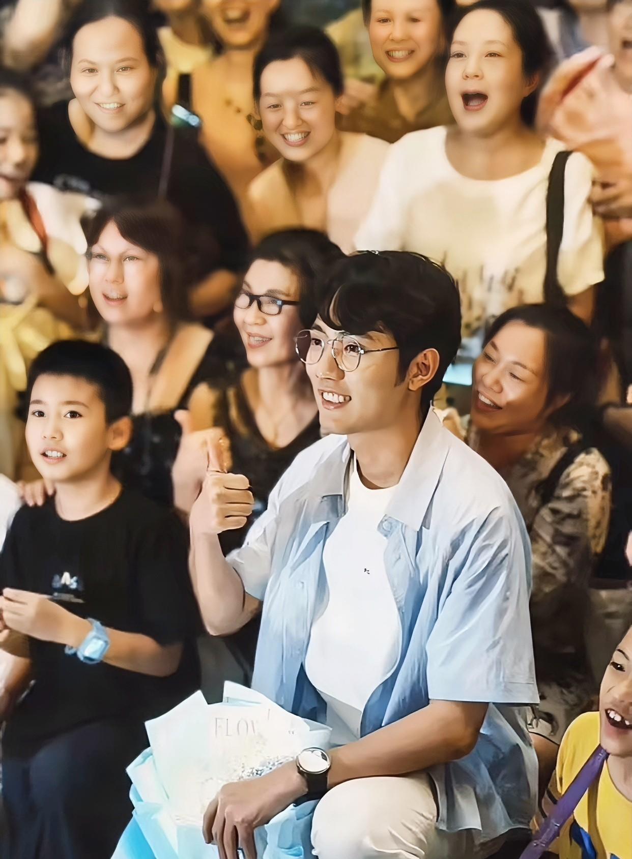 鹏鹏也太受欢迎了
“游知万物”直播结束后
鹏鹏出来跟大家合影
他们还自发的喊起了