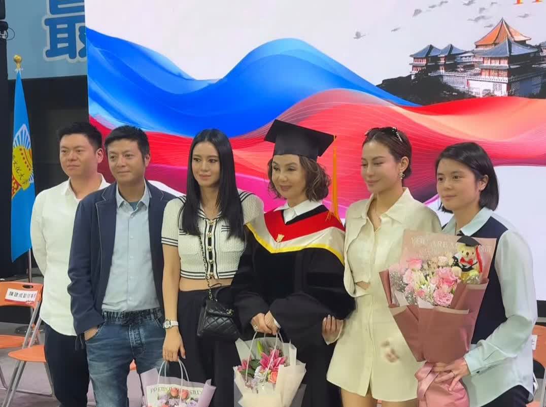 68岁谢玲玲获大学颁发荣誉文学博士学位，5个子女到场祝贺。一家人同框能够看出，三