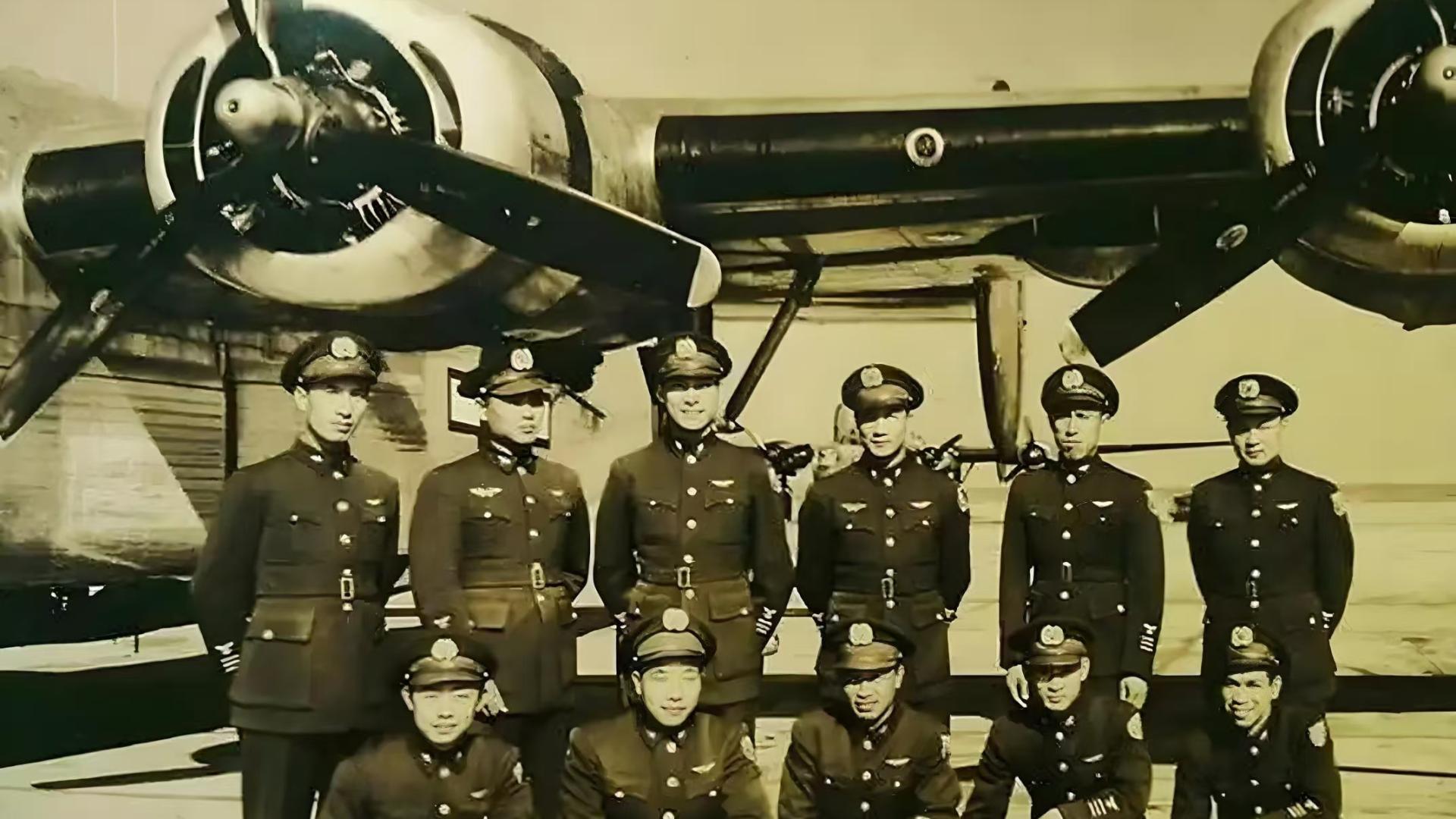 在抗日战争中，驾驶飞机与战友走散后，他直接干掉了日军7名军官