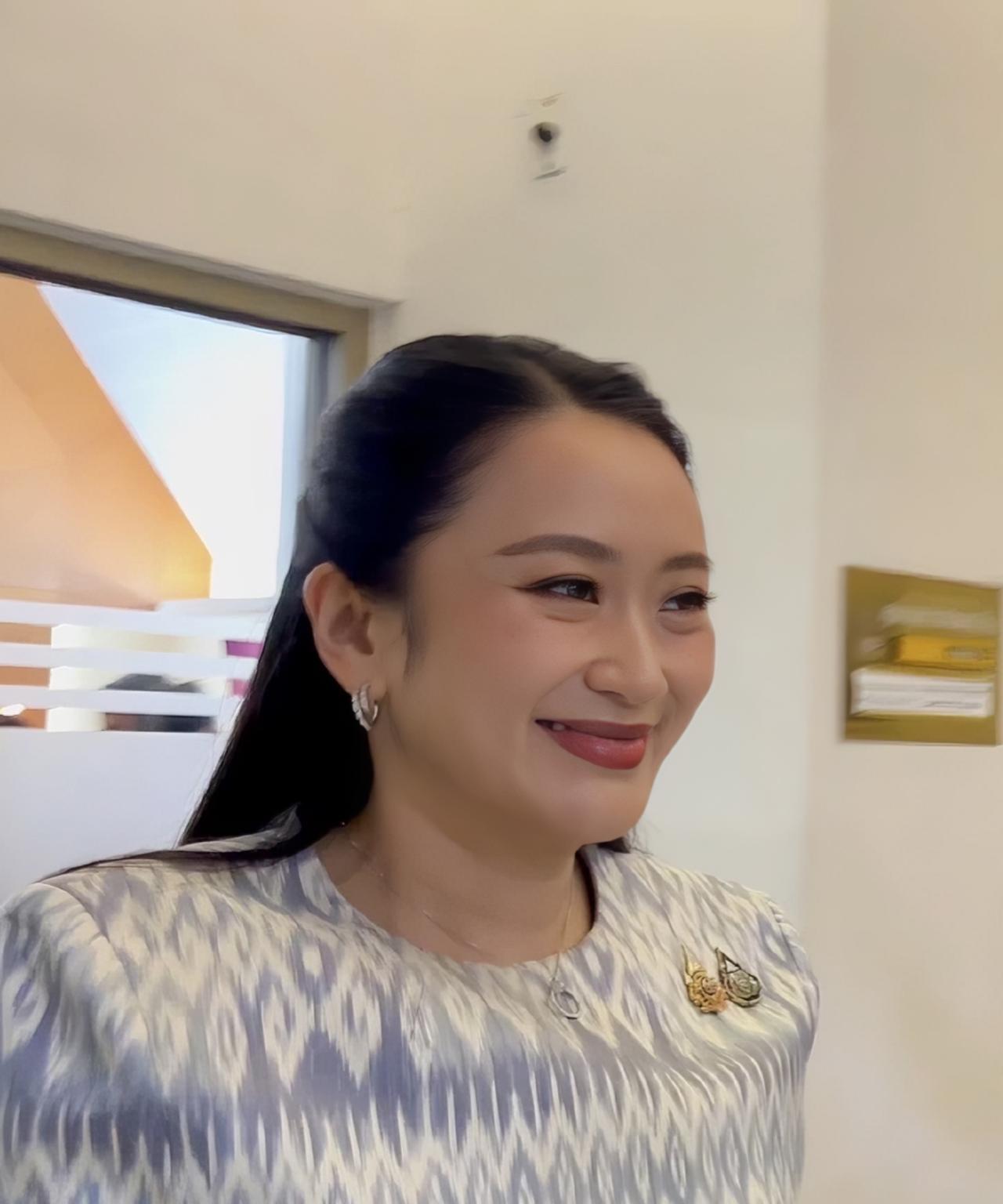 佩通坦衣品真不错，蓝色现代套装又仙又美
2025年8月27日，总理兼文化部长佩通