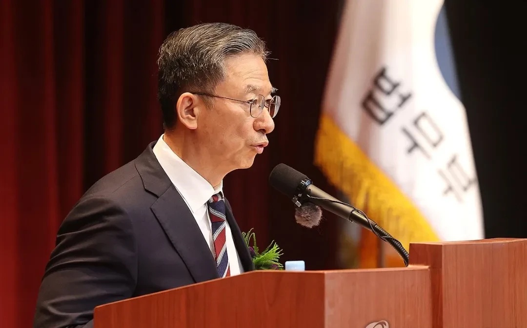 韩国新任法务部长官郑成湖21日在就职典礼上强调，将推进符合国民期待的检察改革。